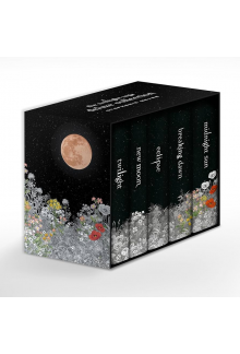 The Twilight Saga Deluxe Hardcover Edition. IŠANKSTINĖ PREKYBA. Knygą pristatysime per 2-3 savaites po išleidimo. Oficiali išleidimo data: 2025-09-30 - Humanitas