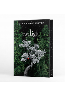 The Twilight Saga Deluxe Hardcover Edition. IŠANKSTINĖ PREKYBA. Knygą pristatysime per 2-3 savaites po išleidimo. Oficiali išleidimo data: 2025-09-30 - Humanitas